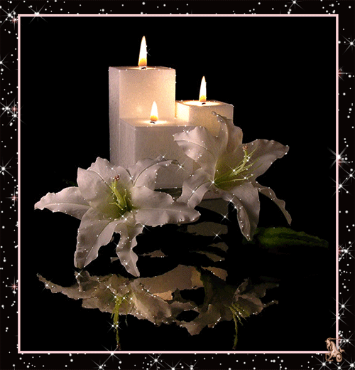Свечи и белые цветы