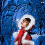 Девушка в красном под снегопадом